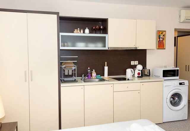 Sunny Studio in Hotel Berlin, Steps from the Beach - Photo 3