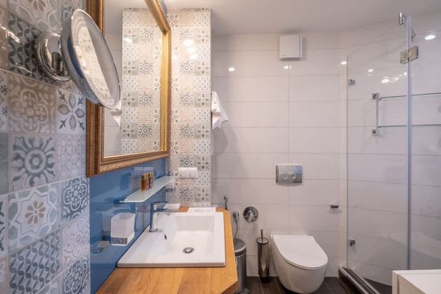 High-end Designer Aprt - AC & Lift & Balcony