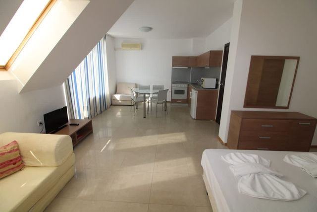 Belle View Studio with Pool View