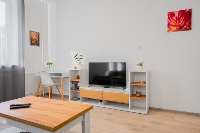 Central 1BD with Workspace & Subway Access