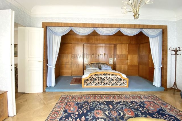 Classic Grand Apartment with Connecting Period Drawing Rooms