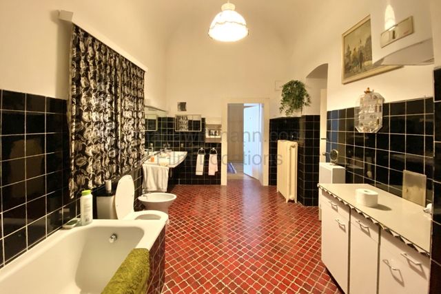 Classic Grand Apartment with Connecting Period Drawing Rooms