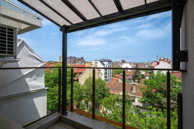 Feel at Home - Central 2BD Flat with Parking