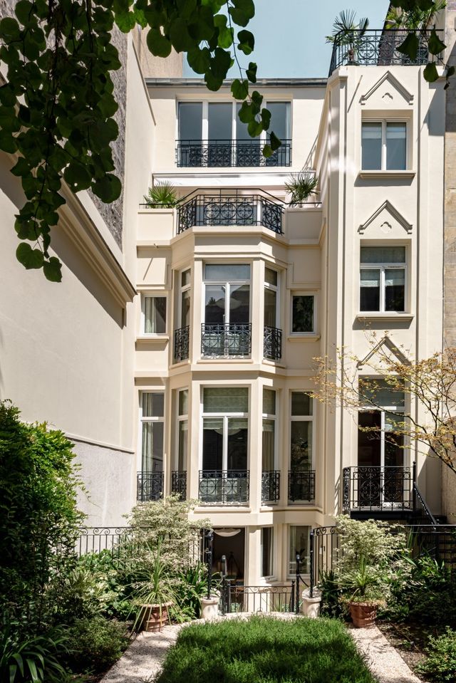 Our apartments located in a separate villa next to the hotel offer the decor and feel of the Saint James Paris with the intimacy of a private home.