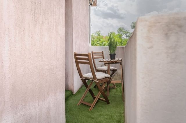 Flamingo Flat /Two-bedroom with Balcony\