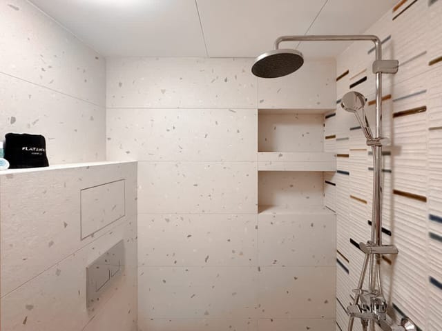 Scandinavian Charm - Central 1BD with Desk