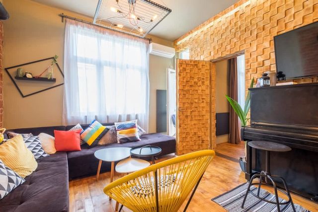 2 BDR & 2 BTHR Funky Apartment / Supreme Location