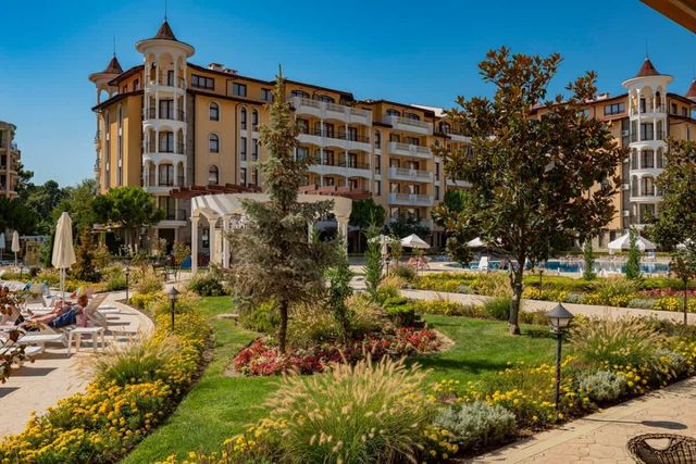 Suite apartment with balcony in Royal Sun
