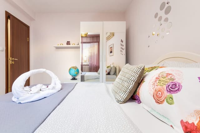 Downtown 1BD Apartment w/ Cosy Balcony