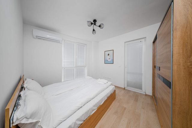 1BR Flat Steps from Metro and Tram Stops