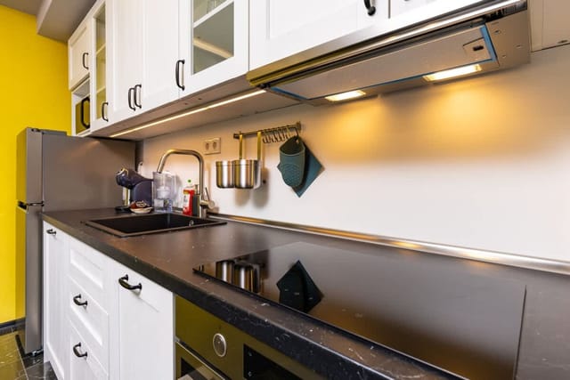 Bright Windowed Studio 10 mins to the City Centre