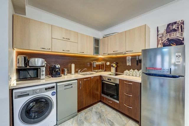 Bright and Spacious 2-BDR Apartment with Balcony