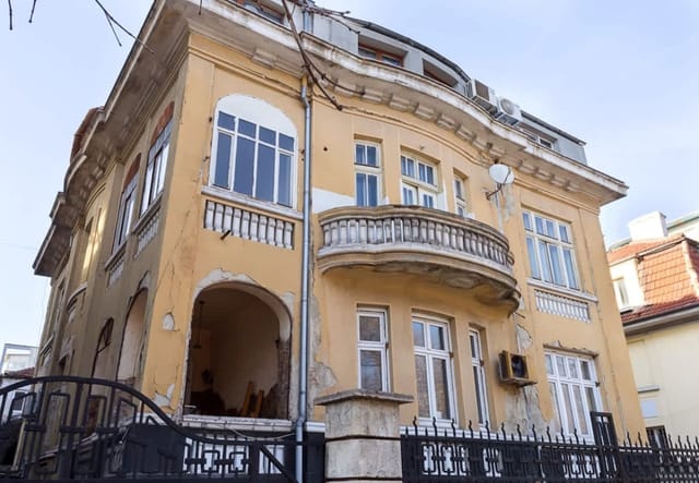 Stylish Maisonette Just Steps from the Sea Garden