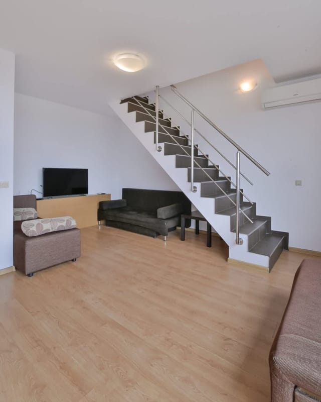 One-Bedroom Maisonette with Spacious Terrace - Photo 2