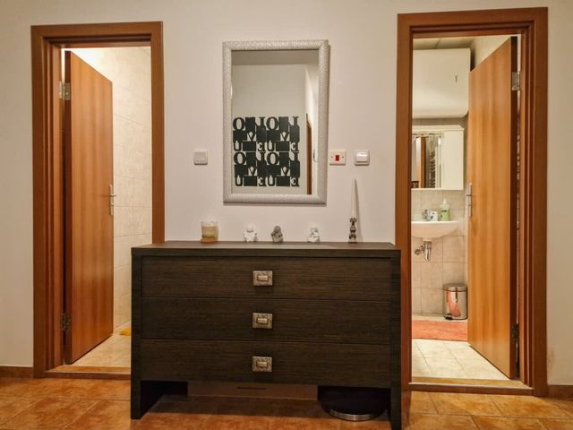 Cozy 2-Bedroom Stay with Parking in OLD INN Bansko