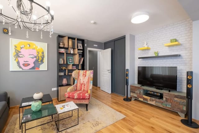 High-end Designer 2BR Aprt + Lift&Balconies