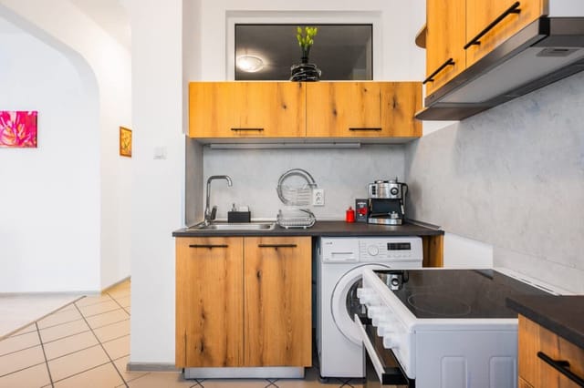 Central 1BD with Workspace & Subway Access