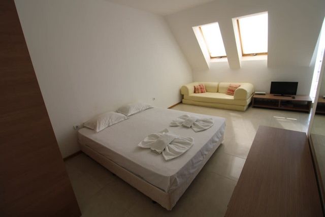 Belle View Studio with Pool View