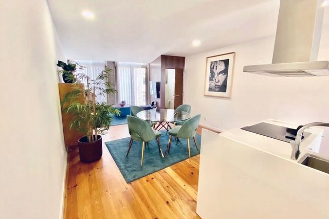 2 BDR & 2 BTHR Duplex with 2 balconies