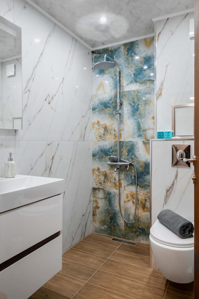 Warm & Spacious Stay with Balcony