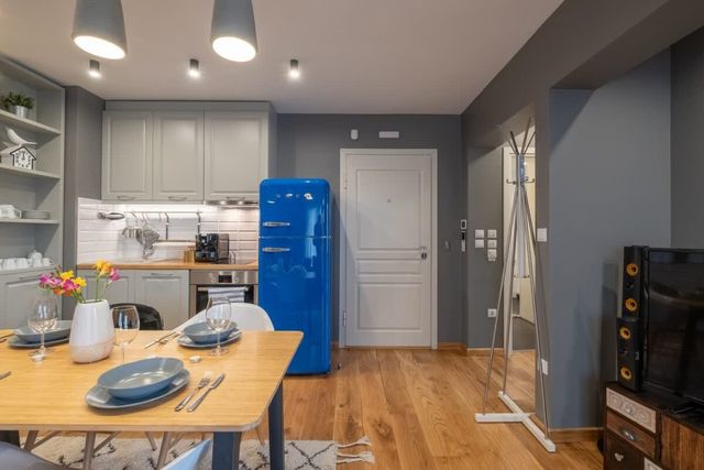 High-end Designer Aprt - AC & Lift & Balcony