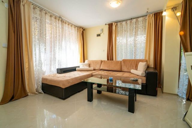 The Family Courtyard - Very LARGE 2BD Apartment