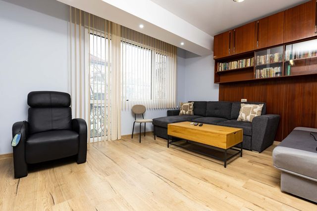 Cozy Floor from a House Near the City Center