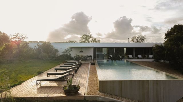 Casa da Volta — Contemporary Walled Villa with Courtyards & Exceptional Natural Light