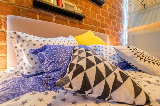 2 BDR & 2 BTHR Funky Apartment / Supreme Location