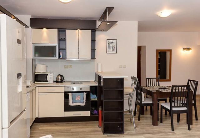 Cozy 2BD Flat with Balcony and Workspace