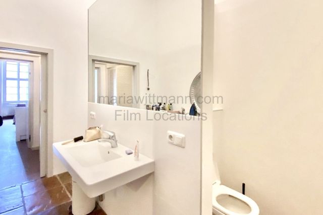 Historic Apartment with Tall Windows and High Ceilings - Photo 3