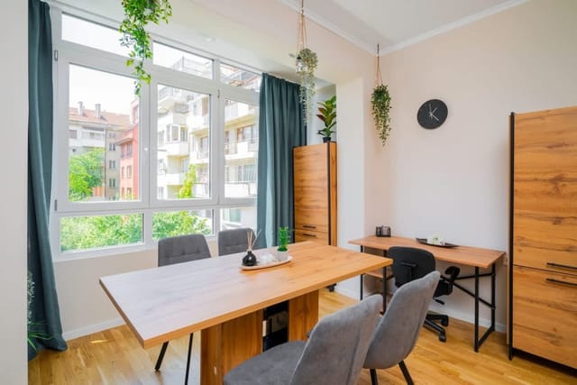 Spacious 2BD Near NDK with WorkSpace