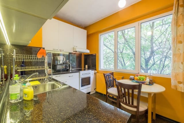 Beautiful Flat in Central Location - Photo 2