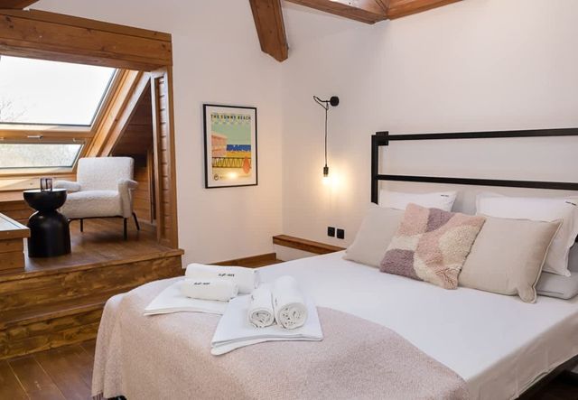 Stylish Maisonette Just Steps from the Sea Garden