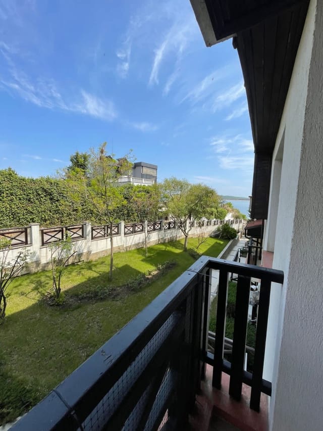 1BD Flat on the Beach with Parking