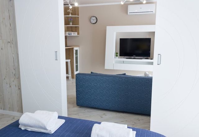 Sunny Blue  One-Bedroom Flat with Balcony