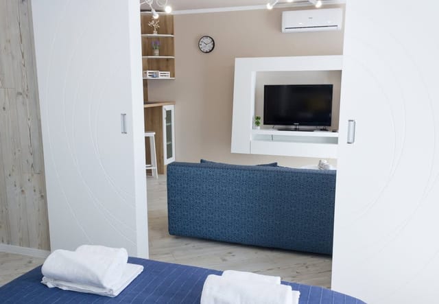 Sunny Blue  One-Bedroom Flat with Balcony