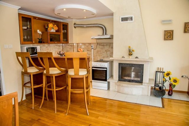 Spacious & Sunny Maisonette w/ Terrace near Centre