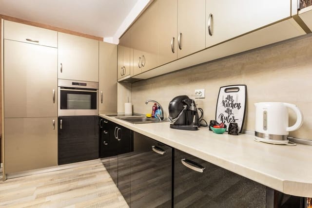 Downtown 1BD Apartment w/ Cosy Balcony