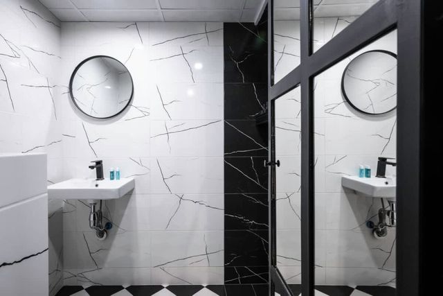 One Bedroom with Parking - Women's Market