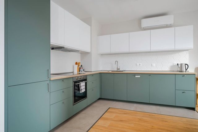 Modern and Central: 1BD Flat with Balcony