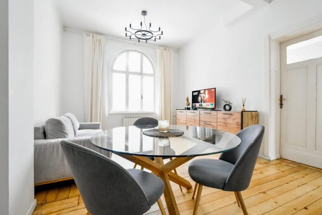 Classic Charm ~ 2BD Central Apartment