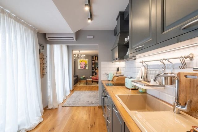 High-end Designer 2BR Aprt + Lift&Balconies