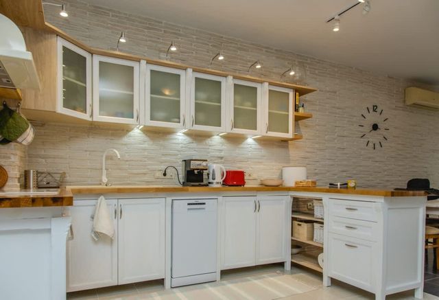 Lovely 3BD flat with Parking and Sea View