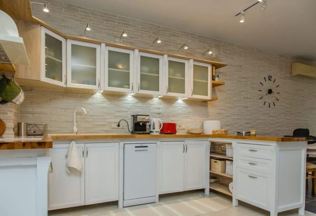 Lovely 3BD flat with Parking and Sea View