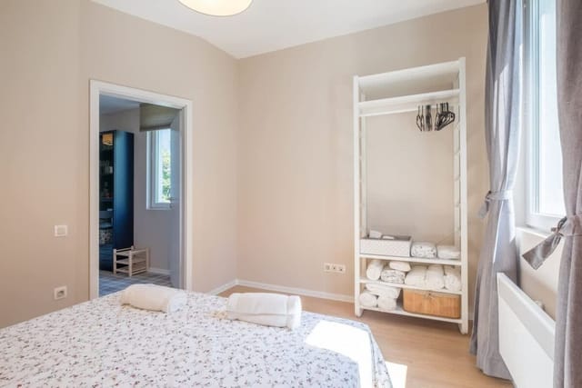 Enjoy The Ride | 2-BDR Lozenec Central Apartment