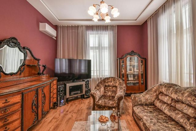 Apo Apartment - Top Center