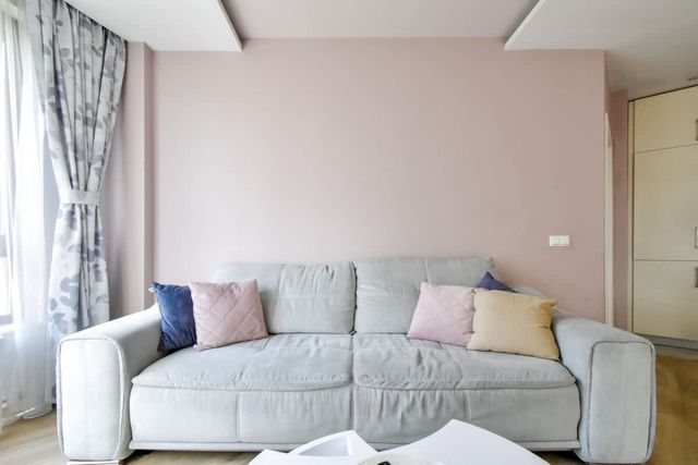 Bright 2BD Apartment with Balcony & Mountain View