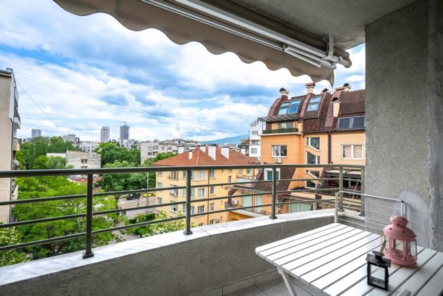 City Haven: Expansive Apartment in Prime Location