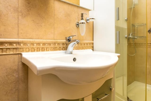 1BD Apartment with a Cute Balcony in Kapana